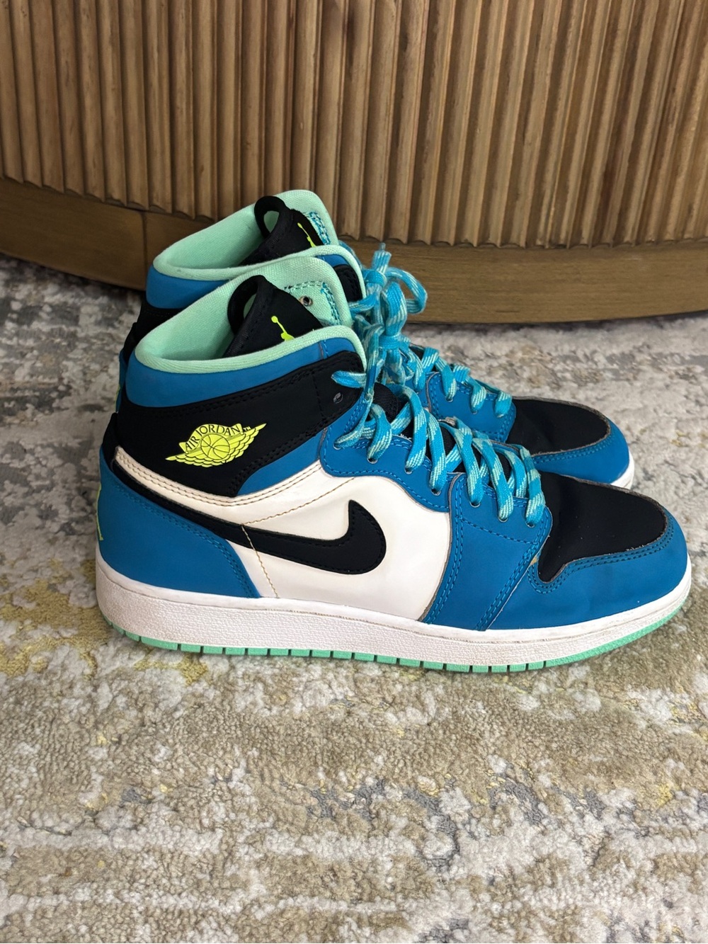 Air Jordan 1 Retro High BG Blue Lagoon Size 5Y Sneakers 705300-425 Green Glow